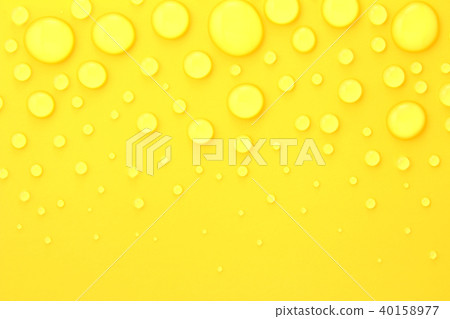 在黃色背景的水下落 40158977
