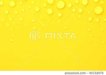 在黃色背景的水下落 在黃色背景的水下落 40158978