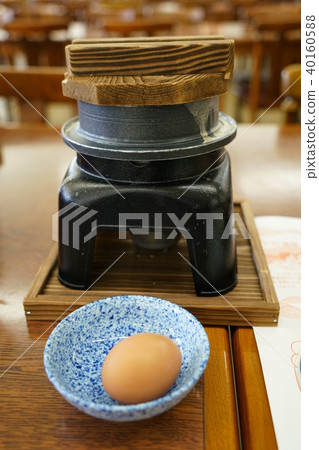 一個電飯鍋的圖像照片有水壺和未加工的雞蛋的 40160588