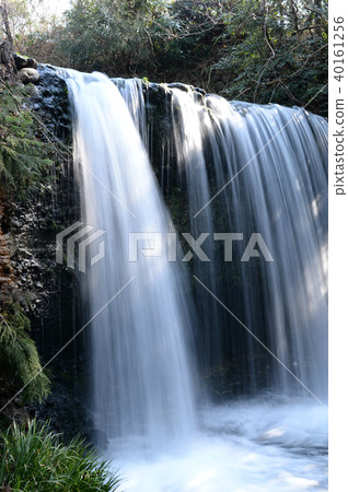 沐浴在白天的光芒的瀑布 40161256