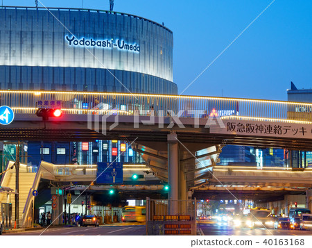 大阪梅田在黃昏梅田新的人行天橋更新 40163168