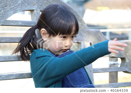 Girl looking at you Girl looking at you 40164339