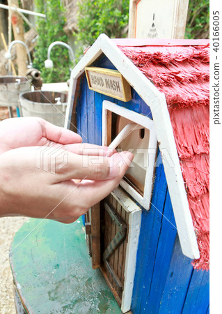 Washing of hands 40166005