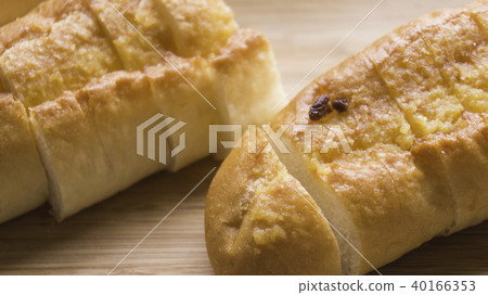 二塊在砧板上已切塊的蒜香麵包 二塊在砧板上已切塊的蒜香麵包 40166353