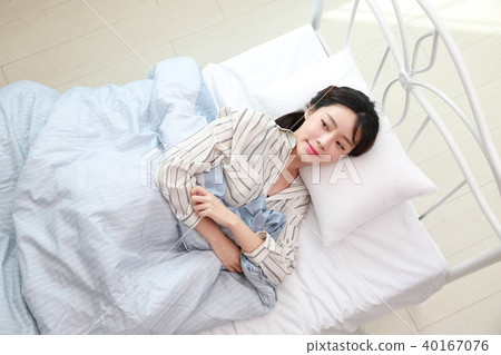 Young woman 40167076
