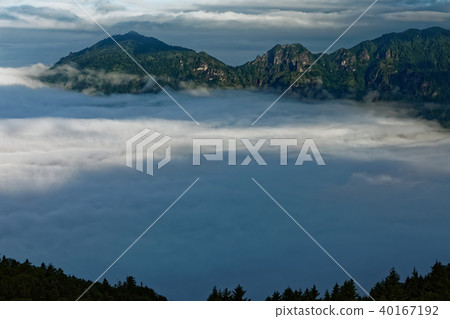 The rocky peaks of Unkai Sea and Mt. 40167192