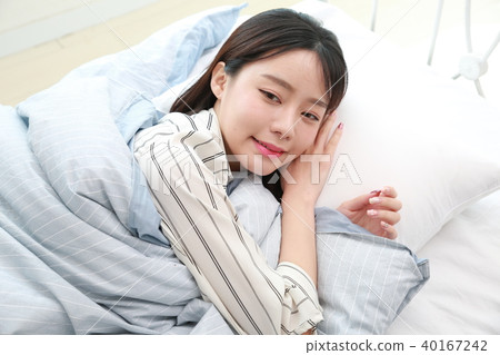 Young woman 40167242