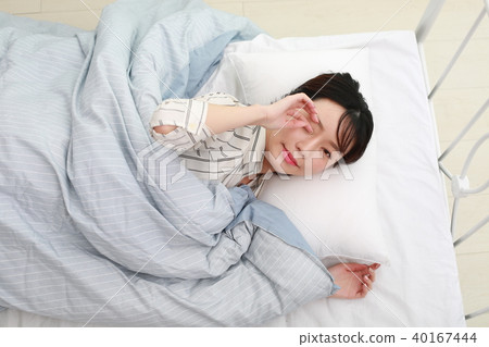 Young woman 40167444