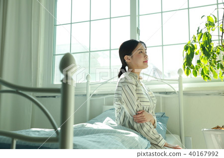 Young woman 40167992