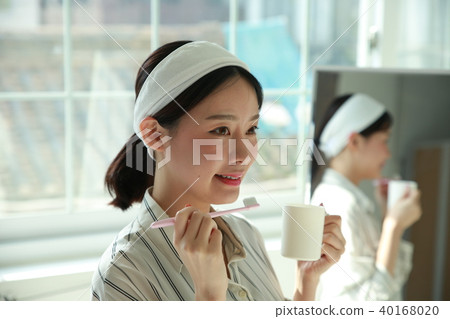 Young woman 40168020