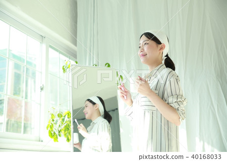 Young woman 40168033