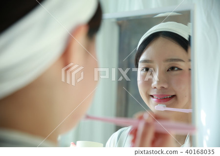 Young woman 40168035