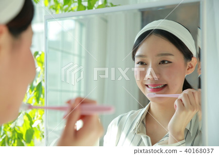 Young woman 40168037