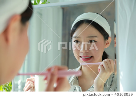 Young woman 40168039