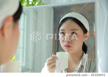 Young woman 40168041