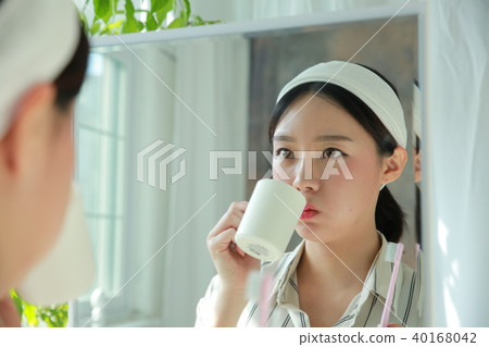 Young woman 40168042