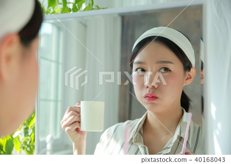 Young woman 40168043
