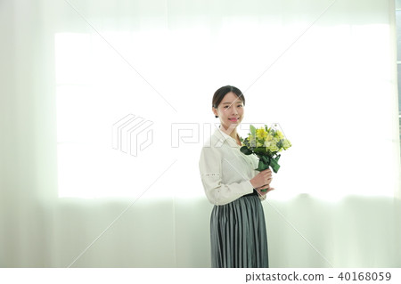 Young woman 40168059