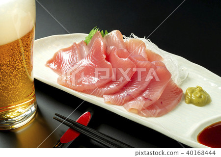 Bigeye tuna sashimi and beer 40168444