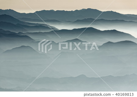 從山上看到的奧多摩方向的山脈。 40169813