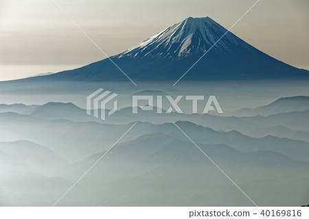 富士山漂浮在從山上看到的晨霧中。 40169816