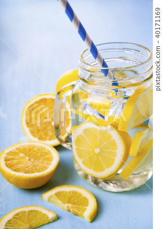Refreshing ice cold water with lemon Refreshing ice cold water with lemon 40171169