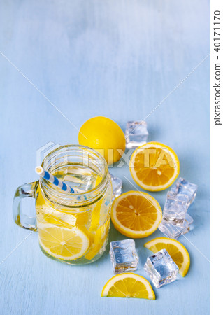 Refreshing ice cold water with lemon 40171170