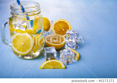 Refreshing ice cold water with lemon 40171171