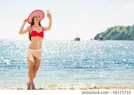 Beautiful young woman wearing a trendy striped hat while posing  40171710