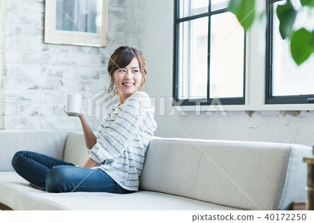 Young lady (coffee) 40172250
