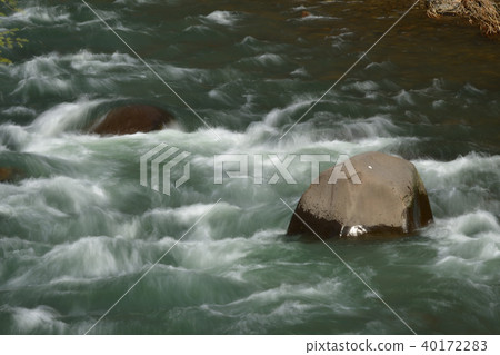 Photographing the scenery of a valley with a large amount of water in the thawed water of Hokkaido Morimachi Torizaki Hakkei 40172283