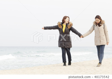 Couple, friend, date, sea, beach, Gangneung, Gangwon-do 40173542