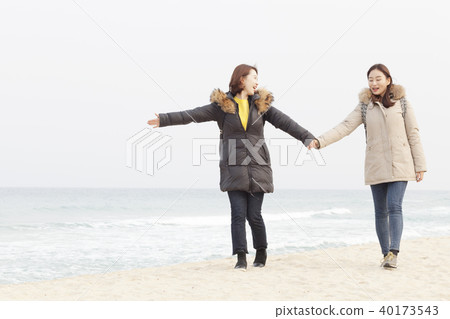 Couple, friend, date, sea, beach, Gangneung, Gangwon-do 40173543