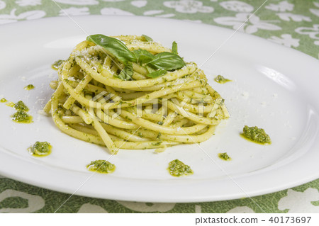 Spaghetti with pesto sauce from wild garlic Spaghetti with pesto sauce from wild garlic 40173697