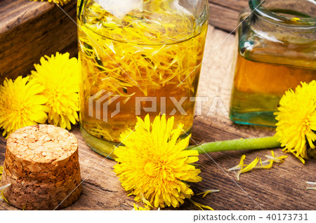 Extraction of flowers dandelions Extraction of flowers dandelions 40173731