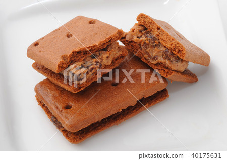 Cracked chocolatein sand cross section Cracked chocolatein sand cross section 40175631