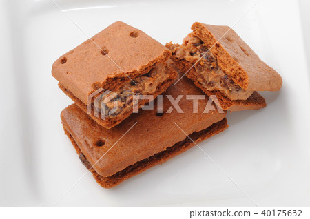 Cracked chocolatein sand cross section Cracked chocolatein sand cross section 40175632