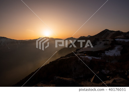 從Sansan和南阿爾卑斯山,從夕陽到即將到來的光 從Sansan和南阿爾卑斯山,從夕陽到即將到來的光 40176031