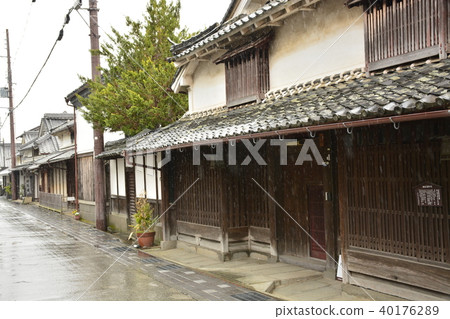 [Hyogo Prefecture Tamba Teiyama] A townscape of Tsumaishi and the scenery of rain 40176289