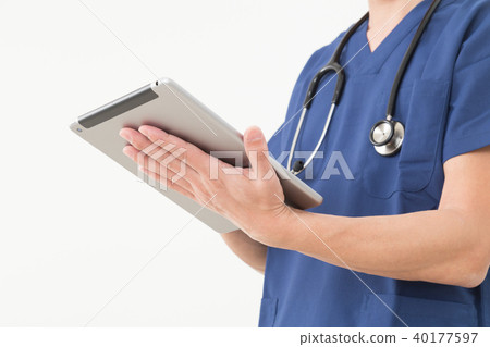 Doctor with tablet 40177597