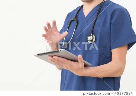 Doctor with tablet 40177854