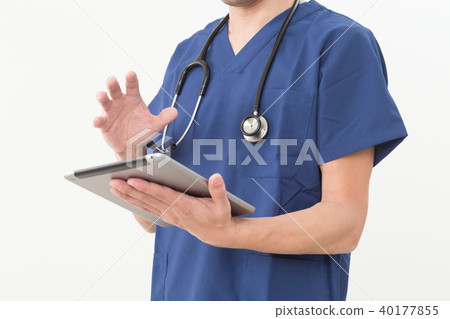 Doctor with tablet 40177855