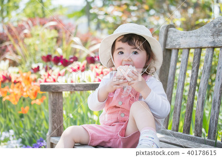 A girl who eats onigiri 40178615