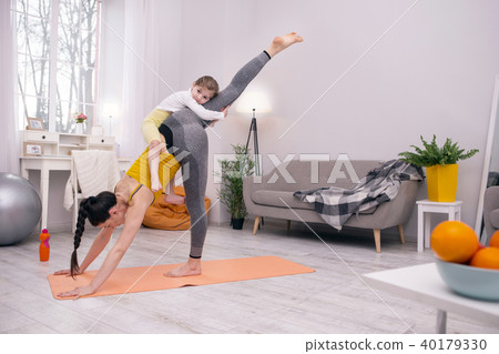 Athletic mummy doing exercises with her kid 40179330