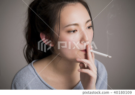 年輕女子吸煙 40180109