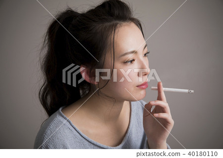 年輕女子吸煙 40180110