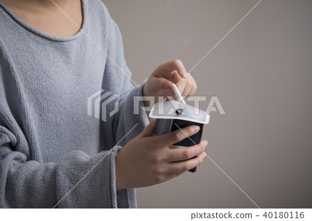 年輕女子吸煙 40180116