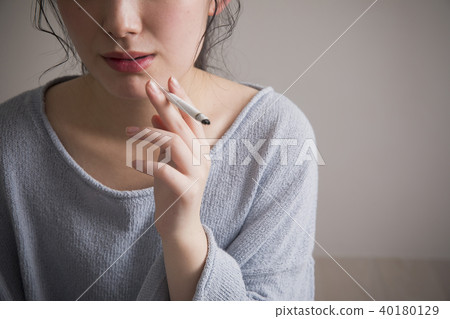 Young woman smoking 40180129