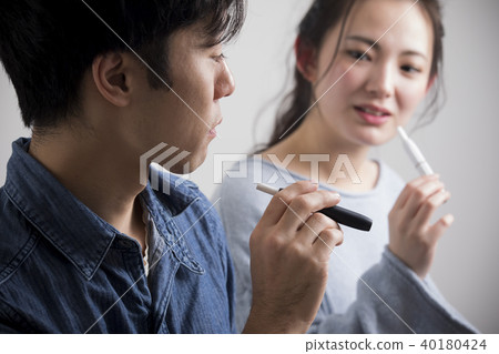 Men and women who smoke heated cigarettes Men and women who smoke heated cigarettes 40180424
