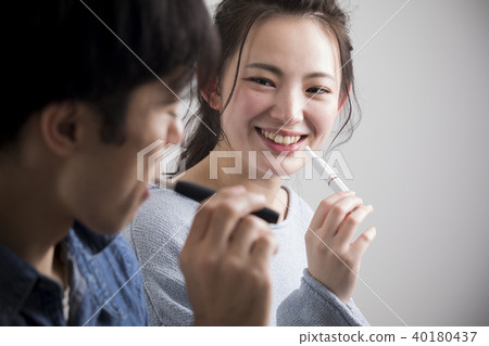 Men and women who smoke heated cigarettes 40180437